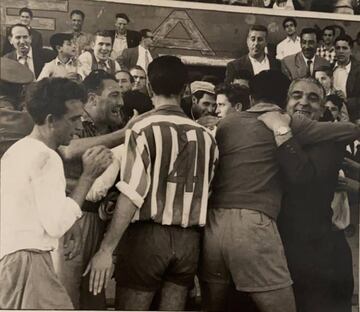 29 de junio de 1956 (Mendizorroza). Alavés, 1 - Real Zaragoza, 2. El júbilo zaragocista, tras consumarse el ascenso.