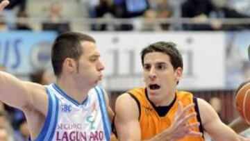 <b>VISIÓN DE JUEGO. </b>Colom (seis asistencias) penetra ante Salgado.