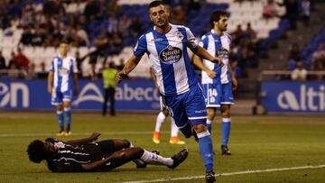 Borja Valle celebra uno de los dos goles que le marcó al Corinthians en el Memorial Moncho Rivera.