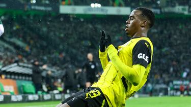 Moenchengladbach (Germany), 07/12/2024.- Jamie Gittens of Dortmund celebrates after scoring the 0-1 goal during the German Bundesliga soccer match between Borussia Moenchengladbach and Borussia Dortmund in Moenchengladbach, Germany, 07 December 2024. (Alemania, Rusia) EFE/EPA/CHRISTOPHER NEUNDORF CONDITIONS - ATTENTION: The DFL regulations prohibit any use of photographs as image sequences and/or quasi-video.