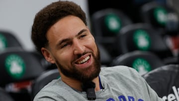 Boston (United States), 15/06/2022.- Golden State Warriors guard Klay Thompson during an interview at the National Basketball Association (NBA) Finals practice at TD Garden in Boston, Massachusetts, USA, 15 June 2022. The Boston Celtics will play the Golden State Warriors in the NBA Finals Game six on 16 June. The Warriors lead the series, 3-2. (Baloncesto, Estados Unidos) EFE/EPA/JOHN G. MABANGLO SHUTTERSTOCK OUT
