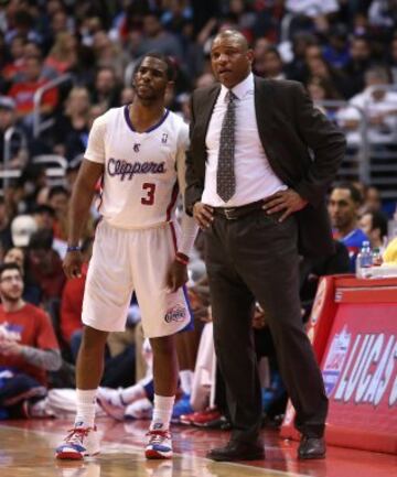 Doc Rivers habla con Chris Paul.