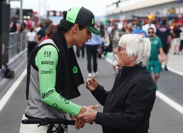 Gabriel Bortoleto charla con Bernie Ecclestone antes del inicio de la carrera. 