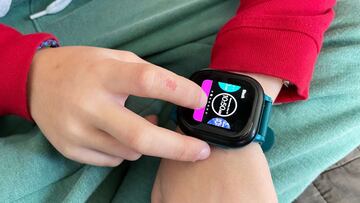 niño con smartwatch