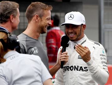 Lewis Hamilton ofrece una entrevista a Jenson Button, tras conseguir la pole.