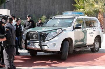 La Guardia Civil en las inmediaciones del domicilio de Semedo.