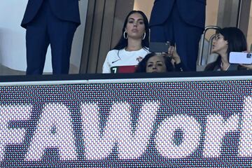 Georgina Rodr¨ªguez ha sufrido en el palco del Al Thumama Stadium como una aficionada lusa m¨¢s durante el encuentro entre la selecci¨®n portuguesa y la marroqu¨ª.