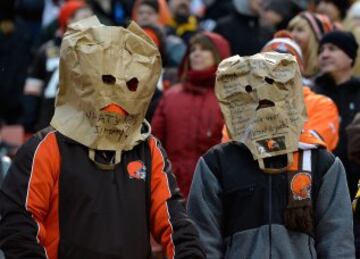Los cl¨¢sicos fans de Cleveland de hoy en d¨ªa. Atenci¨®n a la "mascara" del de la derecha, que pone literalmente: "Donde los quarterbacks vienen a morir", una interminable lista de QBs de los Browns de los ¨²ltimos tiempos y una postilla realmente aterradora: "?Qui¨¦n ser¨¢ el siguiente: Paxton Lynch?"
