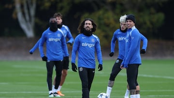 Cucurella, durante el entrenamiento del Chelsea de ayer.