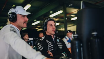 Toto Wolff, junto a Valtteri Bottas, en el box de Mercedes en Australia.