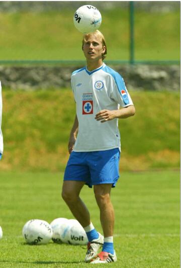 Junto a César Delgado formó una de las mejores delanteras del Cruz Azul en su historia.