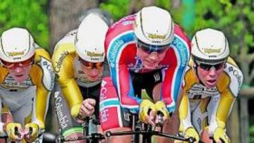 <b>EQUIPAZO. </b>Mark Cavendish tira de sus compañeros del Columbia en la llegada del Lido de Venecia.