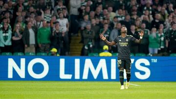 Vinicius celebra su gol en el Celtic Park de Glasgow.