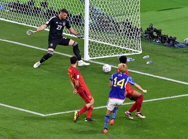 Unai Simón observa como el balón sale por la línea de fondo tras el lanzamiento de Junya Ito.