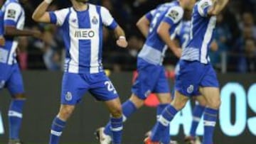 Miguel Layún colaboró en la victoria del Porto ante el Marítimo.