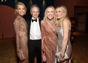 Leslie Bibb, Bo Welch, Catherine O'Hara y Chelsea Handler durante la fiesta de los Oscar 2025 de Vanity Fair celebrada en Beverly Hills.