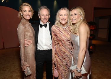 Leslie Bibb, Bo Welch, Catherine O'Hara y Chelsea Handler durante la fiesta de los Oscar 2025 de Vanity Fair celebrada en Beverly Hills.