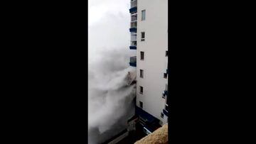 Las olas grandes en el norte de Tenerife rompen balcones y obligan a evacuar viviendas.