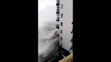 Las olas grandes en el norte de Tenerife rompen balcones y obligan a evacuar viviendas.