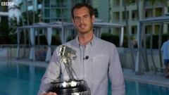 Andy Murray posa con el trofeo de Deportista Brit&aacute;nico del A&ntilde;o 2016 otorgado por la BBC.