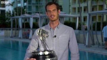 Andy Murray posa con el trofeo de Deportista Británico del Año 2016 otorgado por la BBC.