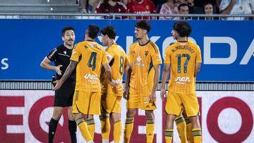 Los jugadores del Albacete protestan por el penalti señalado por Daniel Palencia, que fue anulado por el VAR.