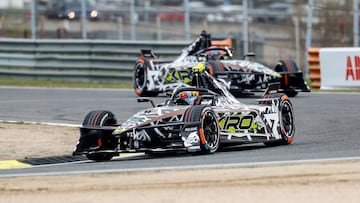 Martí, por delante del otro Cupra de Ticktum, en el E-Prix de Madrid.