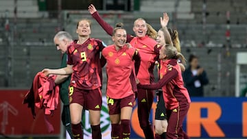 Soccer Football - Women's Nations League - League A - Germany v Netherlands - Weserstadion, Bremen, Germany - May 30, 2025 Germany's Sjoeke Nusken and Sophia Kleinherne celebrate after the match with teammates REUTERS/Fabian Bimmer