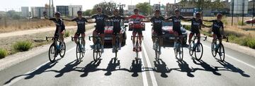 Chris Froome abrazado junto al resto de su equipo en la ¨²ltima etapa de La Vuelta a Espa?a.