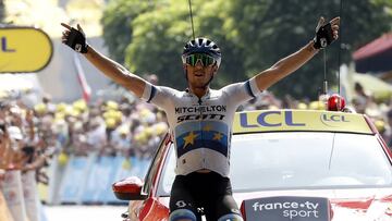 Matteo Trentin celebra su victoria en la etapa de Gap en el Tour de Francia 2019.