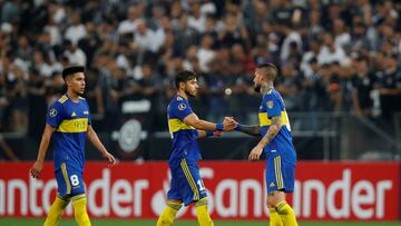 Soccer Football - Copa Libertadores - Group E - Corinthians v Boca Juniors - Arena Corinthians, Sao Paulo, Brazil - April 26, 2022 Boca Juniors' Oscar Romero shakes hands with Dario Benedetto after the match