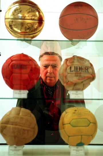 Ferrándiz observa una exposición de balones de baloncesto antiguos en la Fundación que lleva su nombre. 