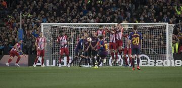 Lanzamiento de una falta directa de Leo Messi.