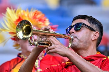 Un aficionado de España toca la trompeta antes del partido entre Albania y España.