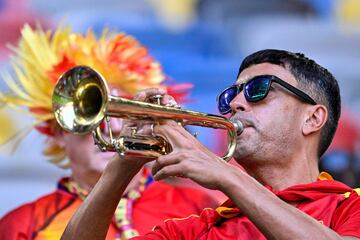 Un aficionado de España toca la trompeta antes del partido entre Albania y España.