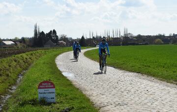 Los ciclistas del equipo Movistar, con Landa, Valverde y Quintana a la cabeza, reconocieron la etapa 9 del Tour de Francia que tendrá 15 tramos de adoquines.