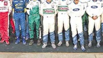 <b>COMPAÑERISMO. </b>Los pilotos del Mundial guardaron un respetuoso minuto de silencio en la llegada.