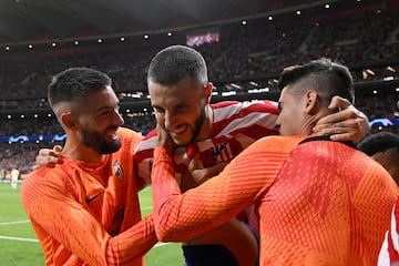 Los jugadores del Atlético celebrando el gol de Mario Hermoso.