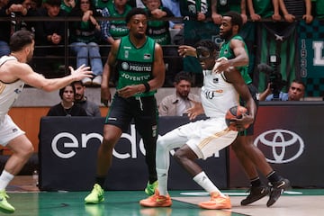 Eli Ndiaye, ala-pívot del Real Madrid, parado en falta por Kenny Chery, del Joventut.