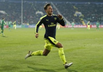 Ozil gave Arsenal victory with this wonder goal against Ludogorets in the Champions League