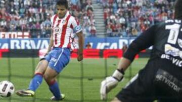 <b>ONCE METROS. </b>Agüero marca ante el Levante su primer gol de penalti en Liga con el Atlético.