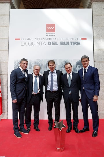 Manolo Sanchís, Miguel Pardeza, Rafael Martín Vázquez, Emilio Butragueño y Míchel, posan con el premio Internacional del Deporte de la Comunidad.
