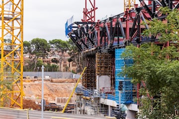 El regreso al nuevo Camp Nou, según el propio club catalán, está a la vuelta de la esquina. Las últimas instantáneas del avance de las obras muestras la construcción del anillo exterior del estadio.