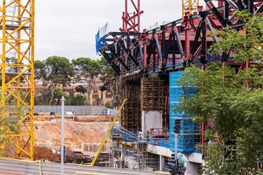 El regreso al nuevo Camp Nou, según el propio club catalán, está a la vuelta de la esquina. Las últimas instantáneas del avance de las obras muestras la construcción del anillo exterior del estadio.