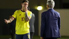 AMDEP8526. PUERTO ORDAZ (VENEZUELA), 29/03/2022.- James Rodríguez (i) de Colombia habla con su entrenador Reinaldo Rueda hoy, durante un partido de las eliminatorias sudamericanas para el Mundial de Catar 2022 entre Venezuela y Colombia, en el estadio Cachamay en Puerto Ordaz (Venezuela). EFE/Rayner Peña
