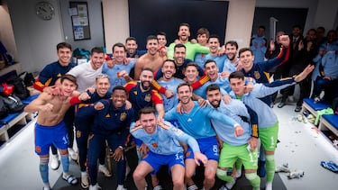 OSLO, 15/10/2023.- Los jugadores de la selecci¨®n espa?ola celebran la victoria ante Noruega en el vestuario tras el partido de clasificaci¨®n para la Eurocopa 2024 que los dos combinados nacionales disputaron hoy domingo en el Ullevaal Stadion, en Oslo, Noruega. EFE/RFEF
