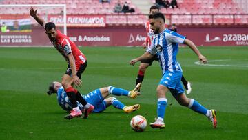 Doncel, conduciendo un bal&oacute;n en el partido de Las gaunas ante la UD Logro&ntilde;&eacute;s (0-1).