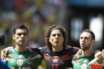 Foto con Guillermo Ochoa y Miguel Layún, previo a octavos de final (2014)