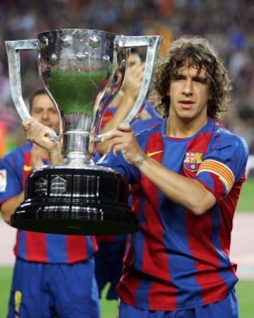 El capitán Carles Puyol levanta el trofeo que acredita al Barcelona como Campeón de Liga de la temporada 2004-2005.