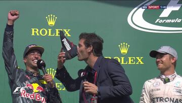 Webber bebiendo de la bota de Ricciardo.